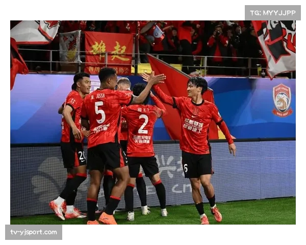 即时战报:成都蓉城1-0领先北京国安,罗慕洛任意球直接破门